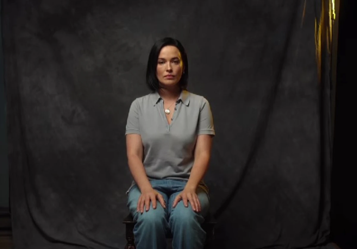 Упродовж відео Даша просто дивиться в камеру, а її голос лунає за кадром