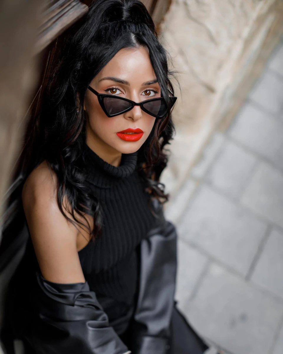 Захотілося передивитися всі фото в профілі Злати і знайти ті, де співачка з червоними вустами...