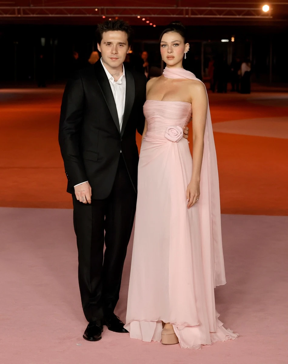 Пара пообіймалася на хіднику