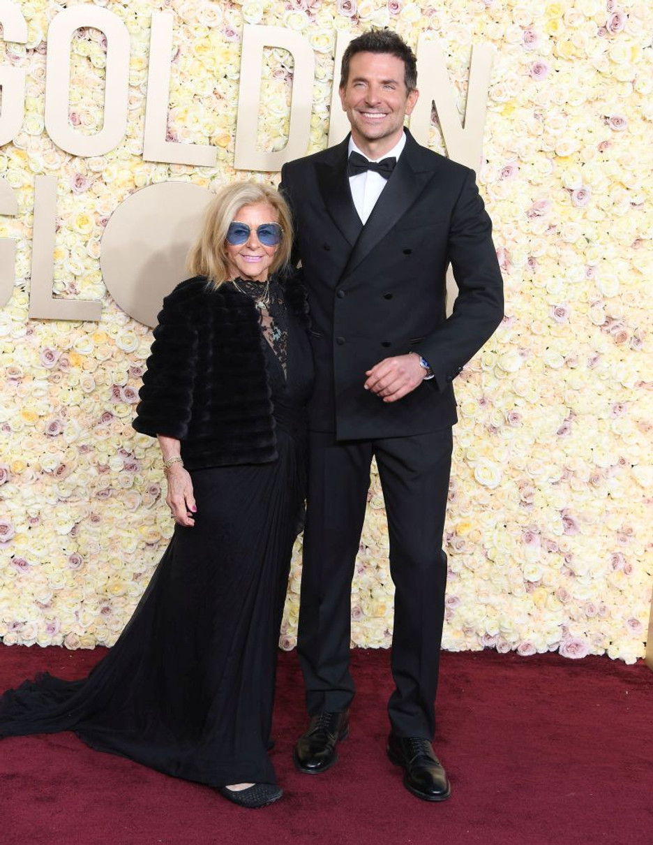 Актор Бредлі Купер нещодавно позував на хіднику з дочкою, а на Золотий глобус прийшов із мамою Глорією Кампано 