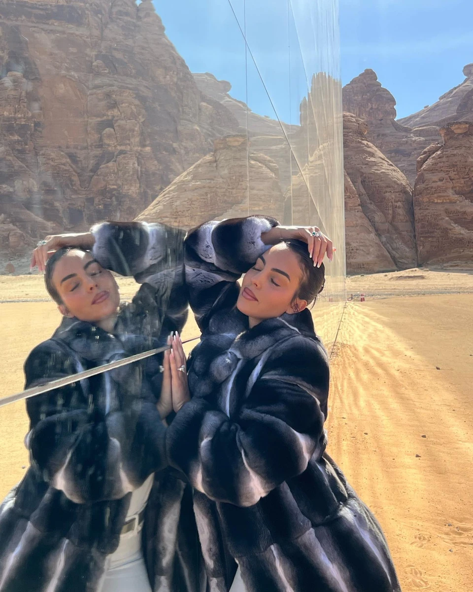 29-річна Джорджина вигуляла шубу у пустелі