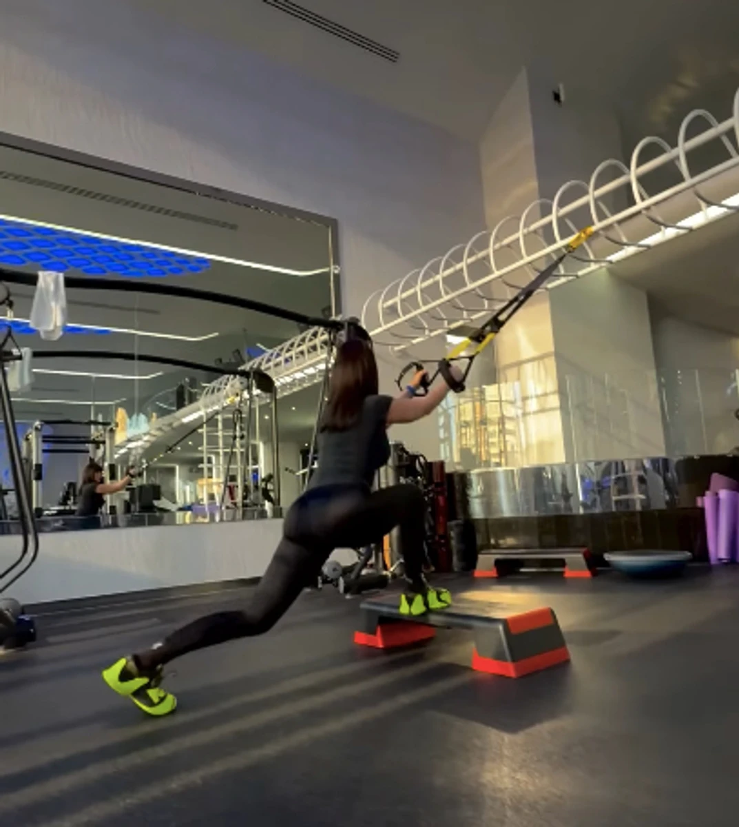 Даша Астаф'єва покачала сіднички в залі