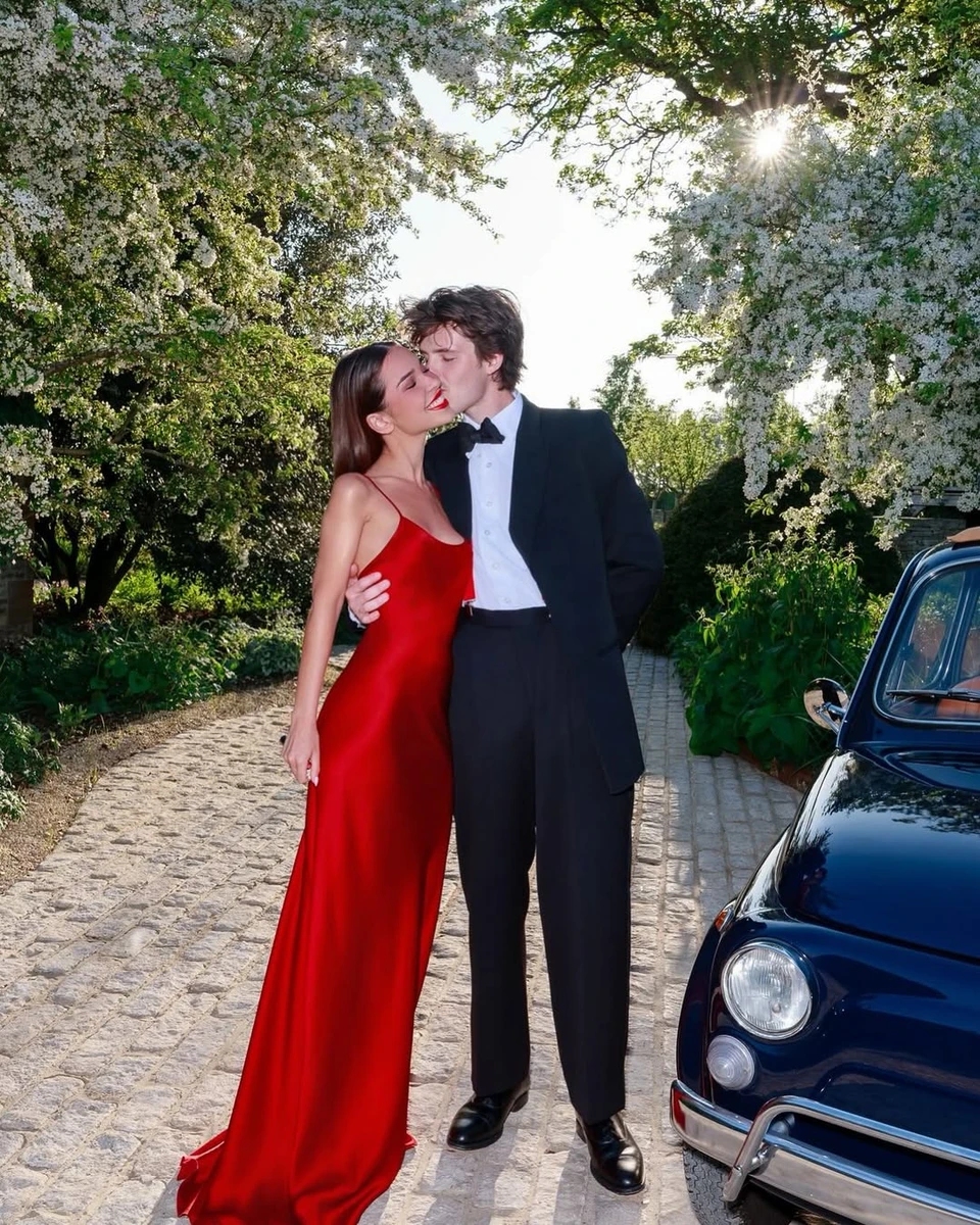 Молодший син Девіда Бекхема поцілував кохану на святі батька