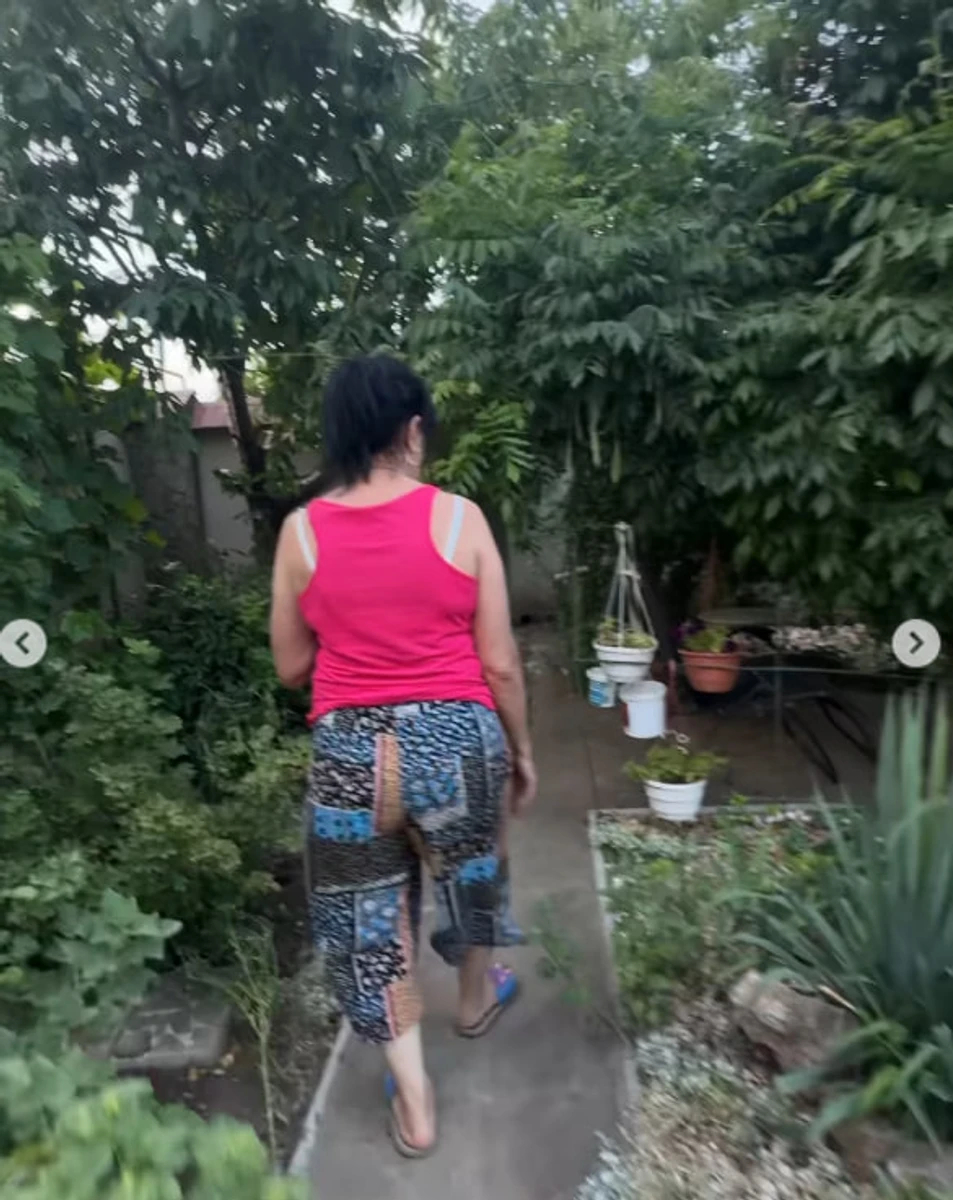 Оля похвалилася маминим садом 