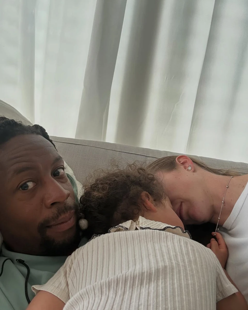 Еліна Світоліна показалася з чоловіком і дочкою на милому фото