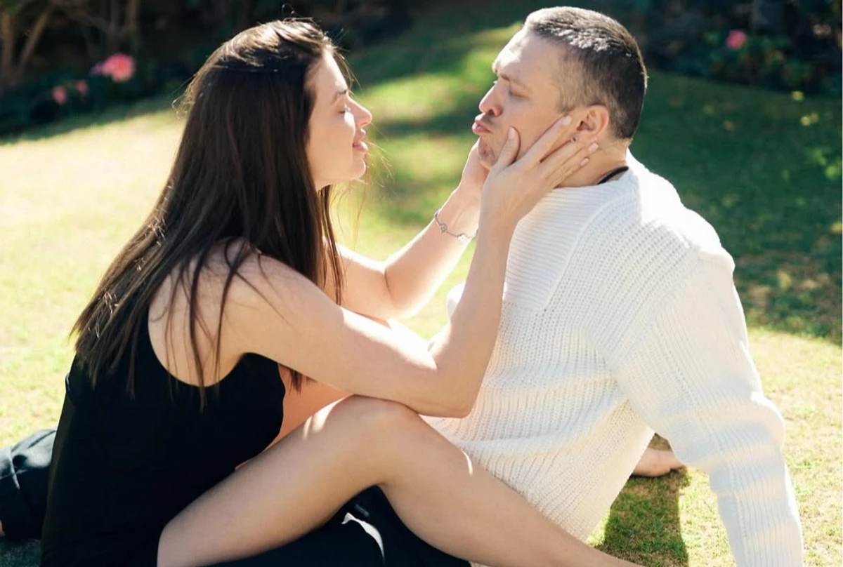 Катерина Усик та Олександр Усик цілує дружину