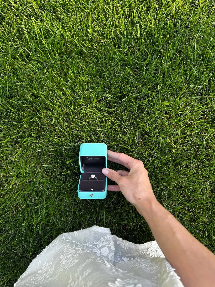 Цікаво, що контенту з обручкою у Остапчук вийшло більше, ніж з чоловіком:)