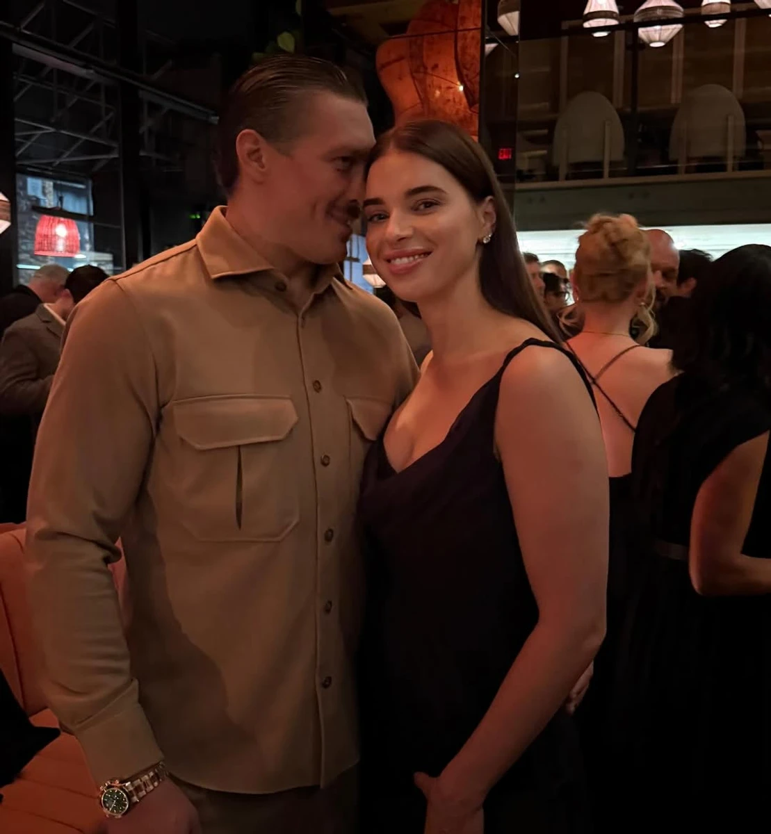 Олександр Усик з дружиною елегантній сукні обійнялися на прем'єрі його фільму
