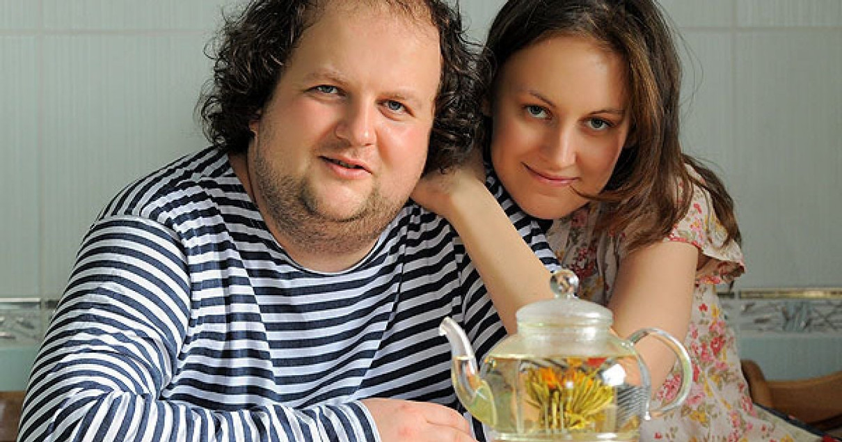 Віктор Бронюк і дружина Тетяна позують на кухні