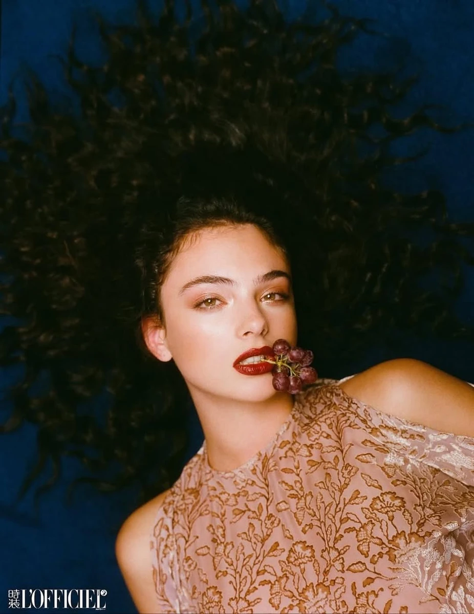 Дева Кассель з виноградом спокусливо попозувала на підлозі