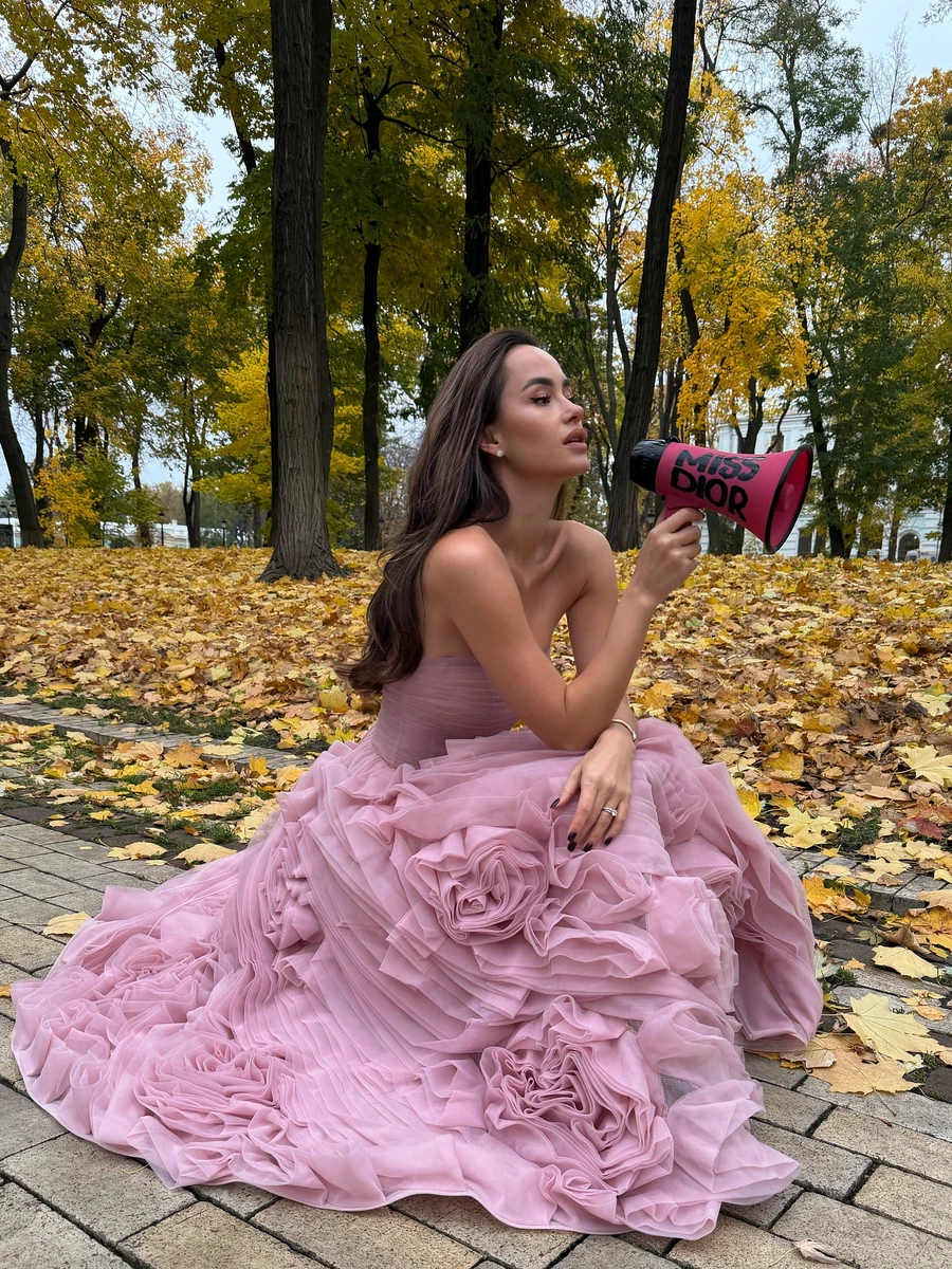 Парфільєва з рожевим мегафоном