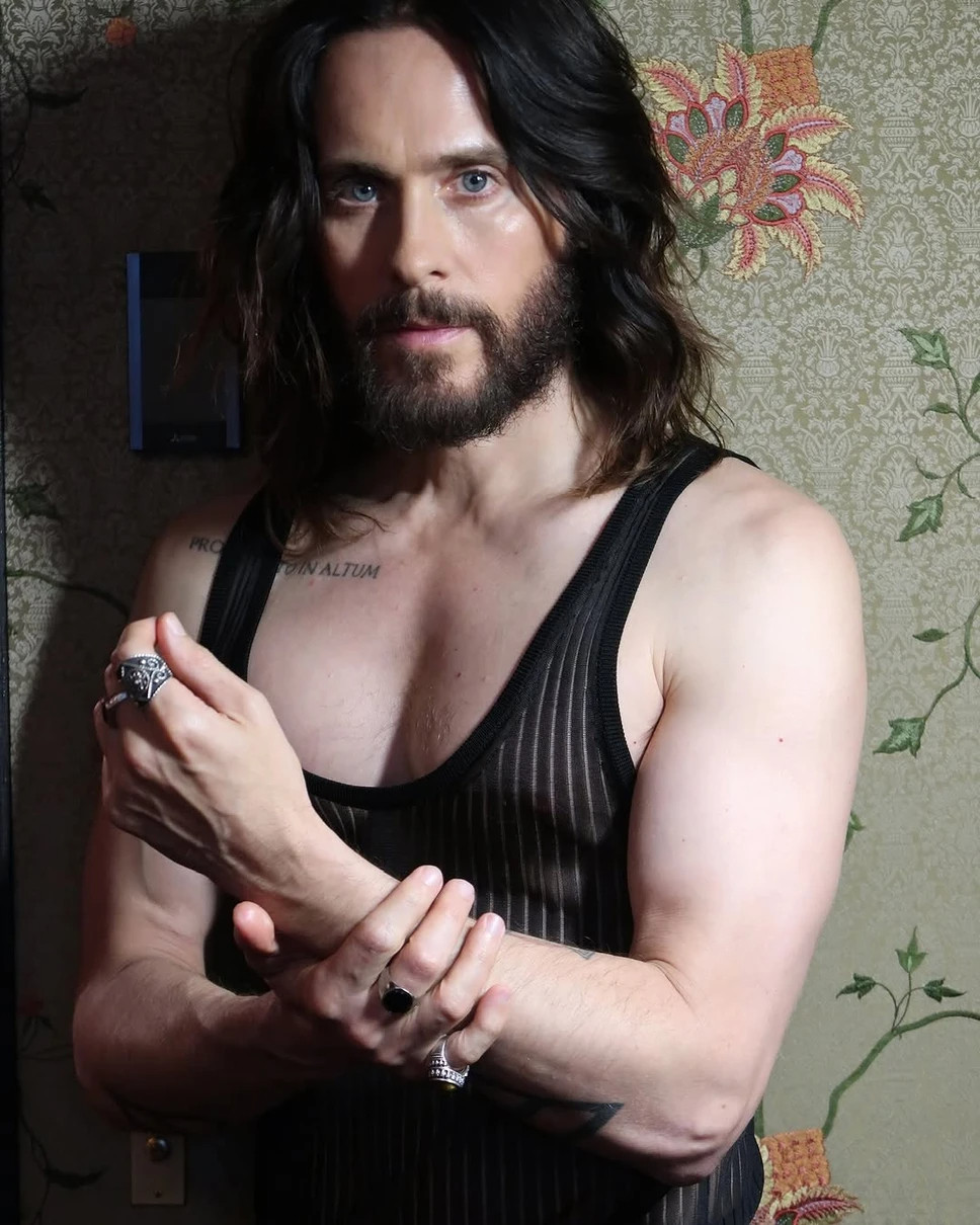 Джаред Лето у майці позує біля стіни