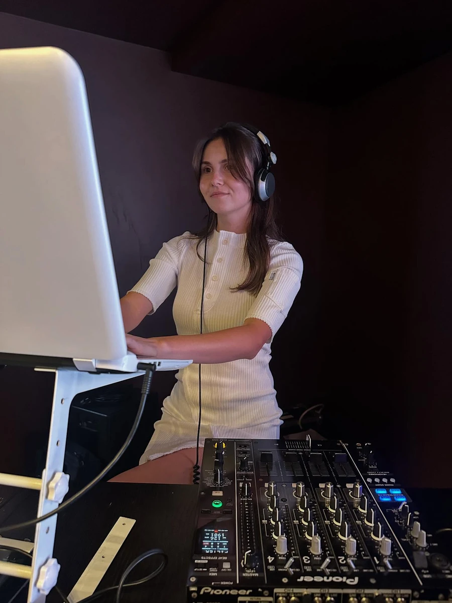 Схоже, і діджеїти дружина Фіми теж любить 