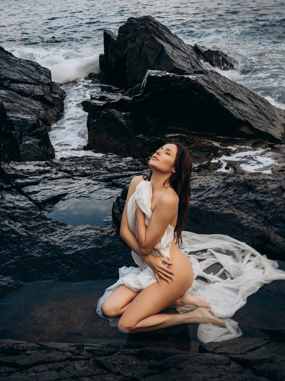 Небо, дай мені очищення,Дай мені світлом наповнитися,бо скільки сліз мені було відміряно,я їх вже виплакала самонадіяно…