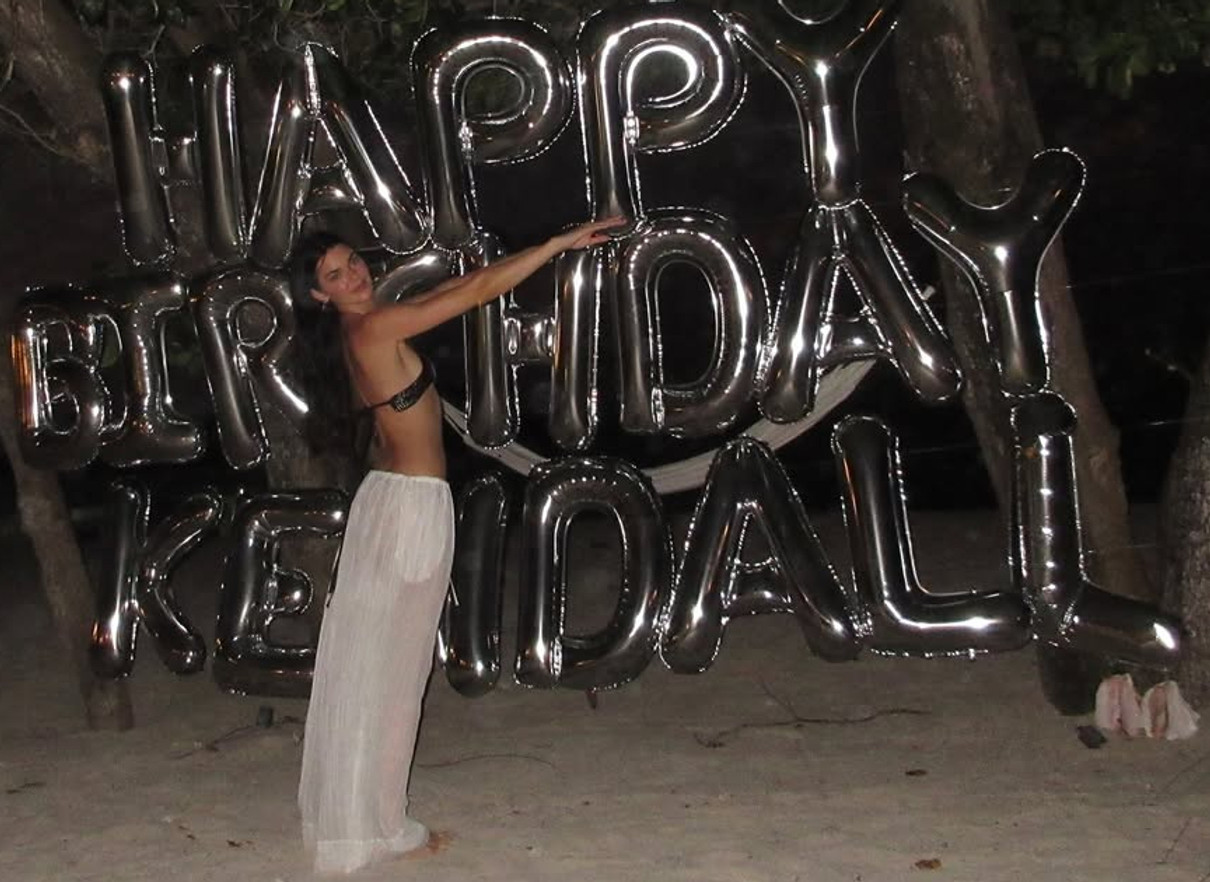 Кендалл Дженнер попозувала на пляжі з нагоди свого 30-річчя