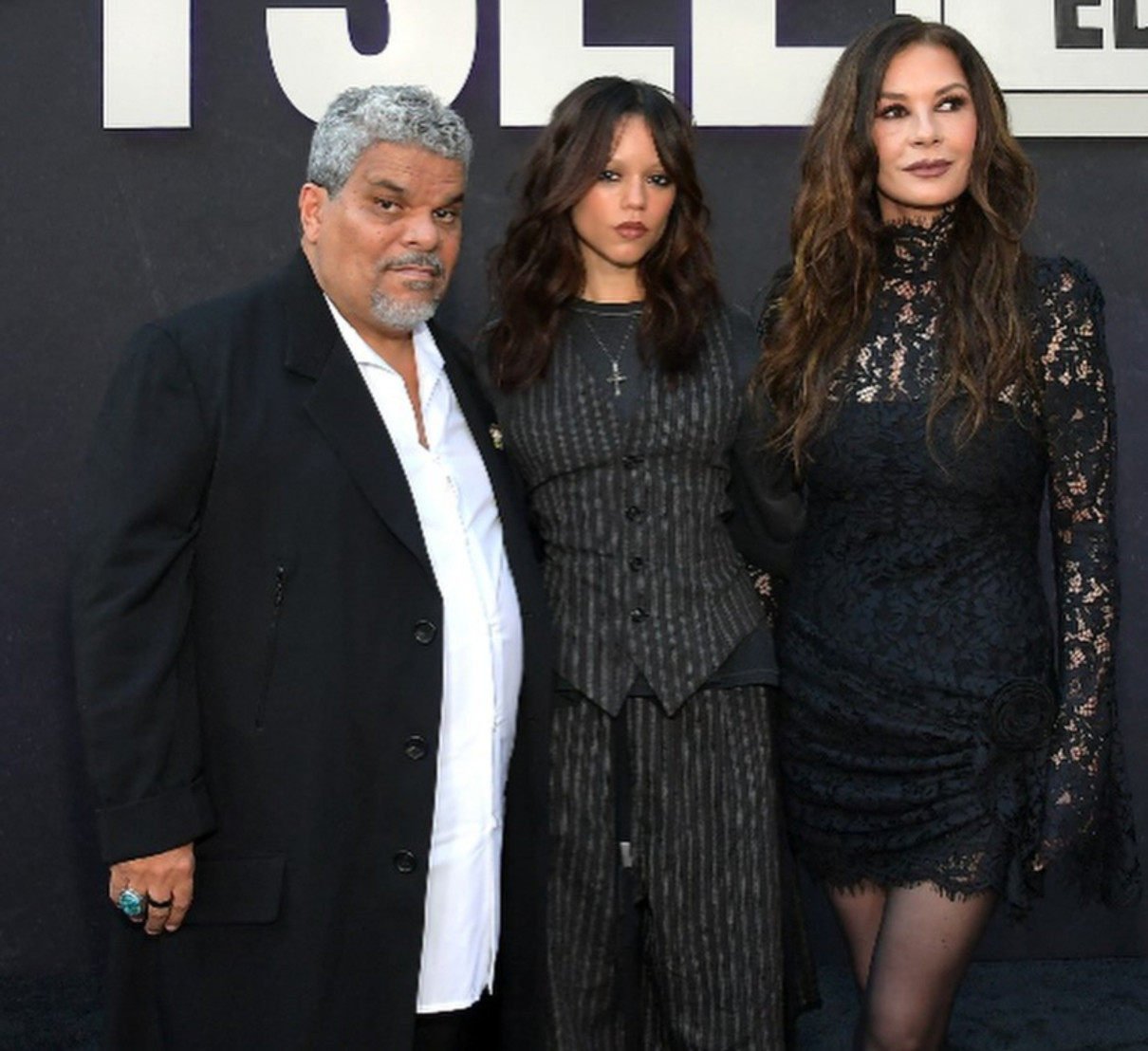 Кетрін Зета-Джонс у міні попозувала з Дженною Ортегою в костюмі