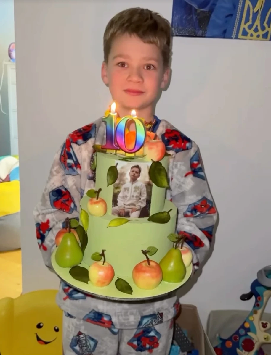 Анна Саліванчук показала сина на його 10-річчі з тортом