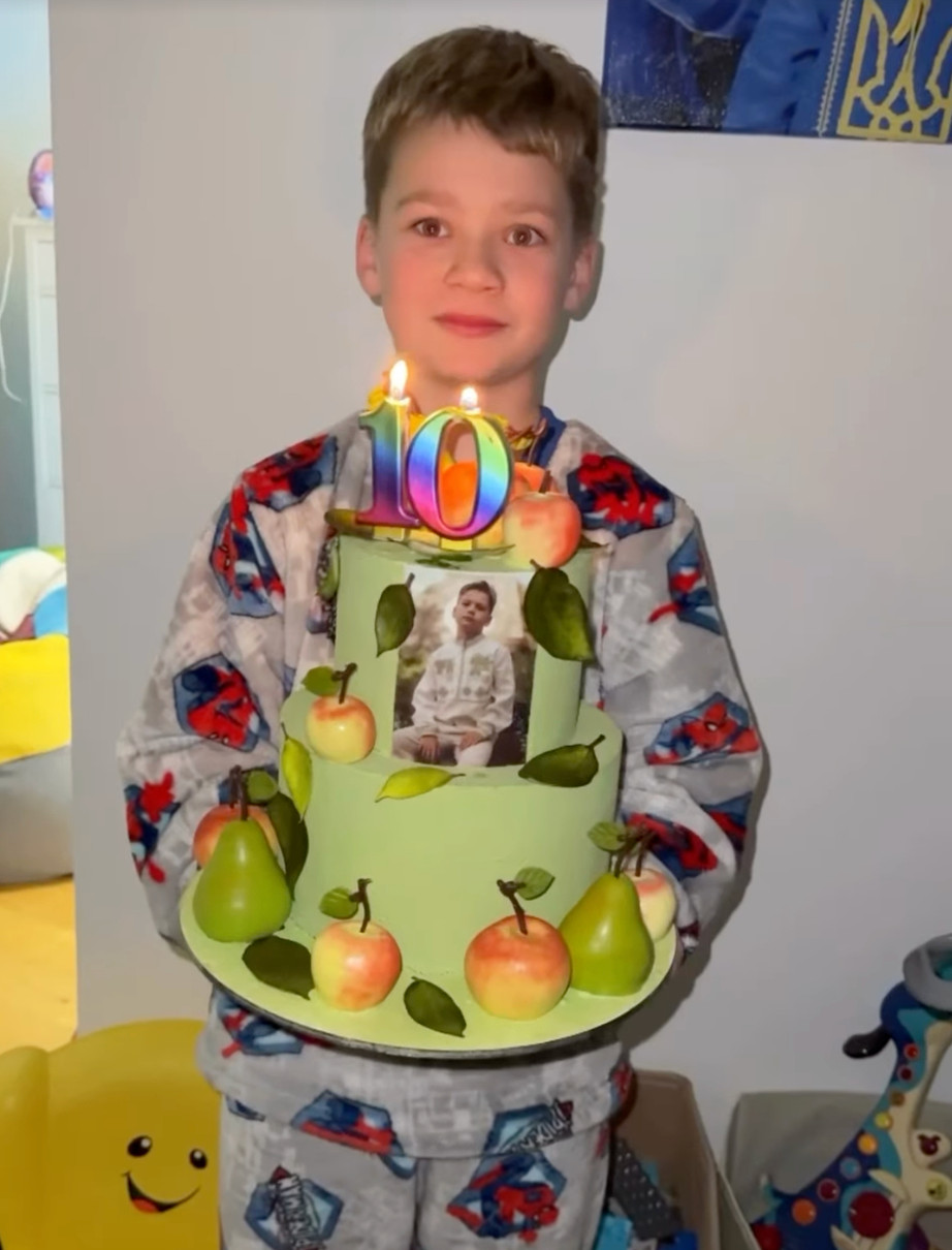 Анна Саліванчук показала сина на його 10-річчі з тортом