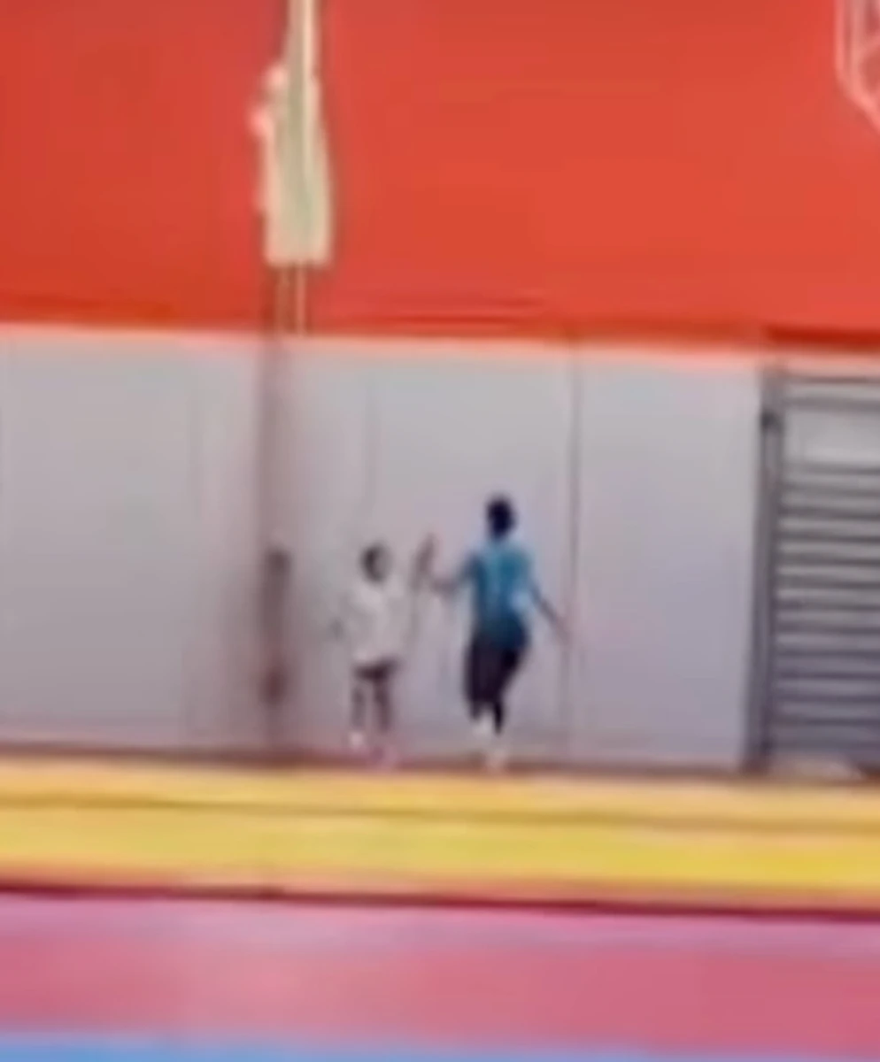 Наречена Роналду влаштувала перегони з дочкою в залі