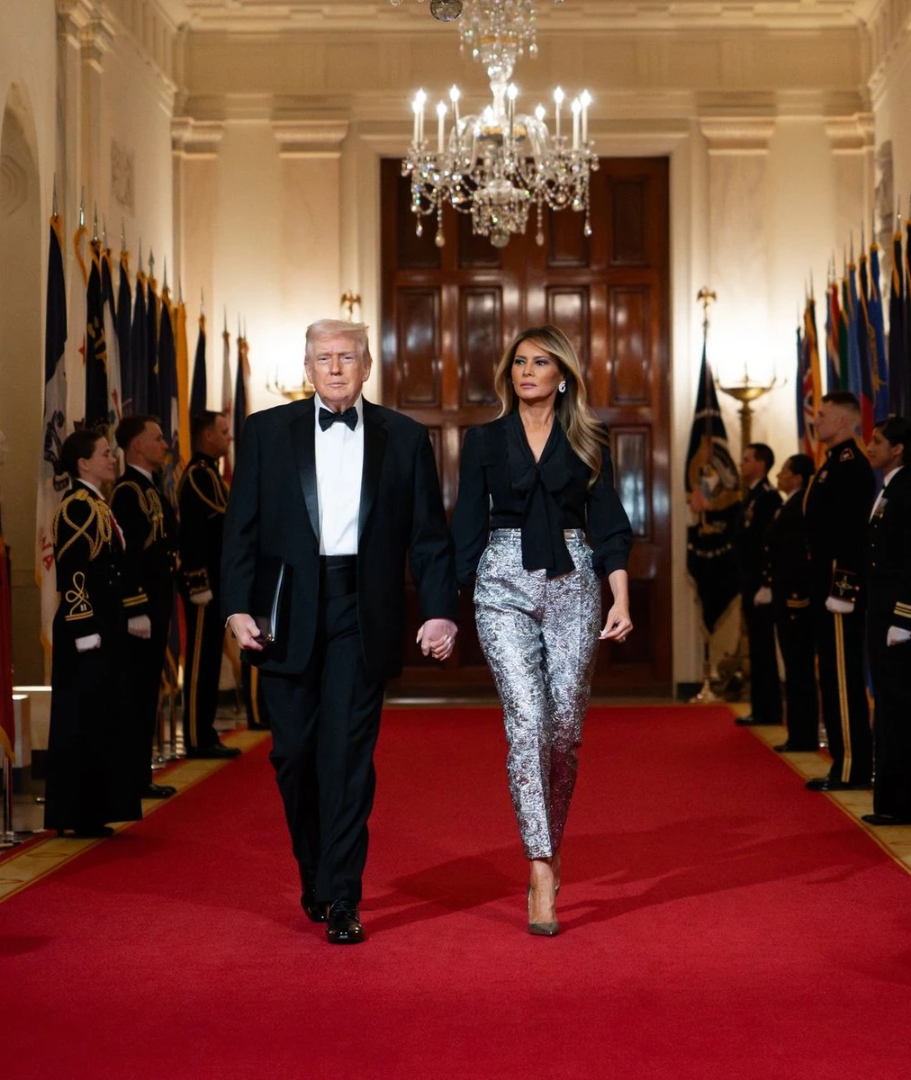 Меланія Трамп у срібних штанях