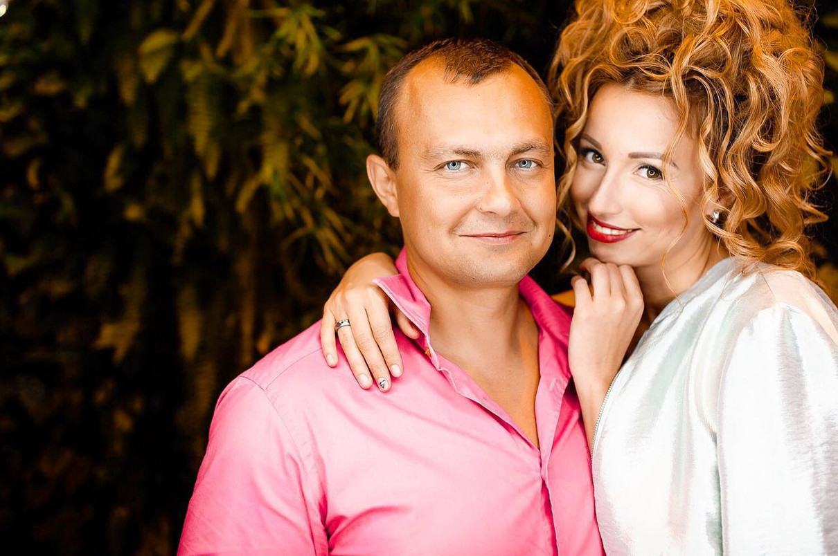Роман Юрія з Мариною розвивався дуже стрімко і переріс у 13 років стосунків та народження дочки і сина