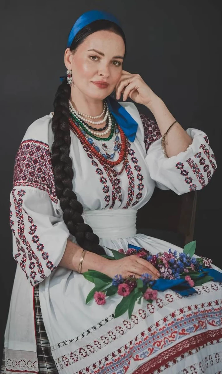 Астаф'єва у вишитій сорочці