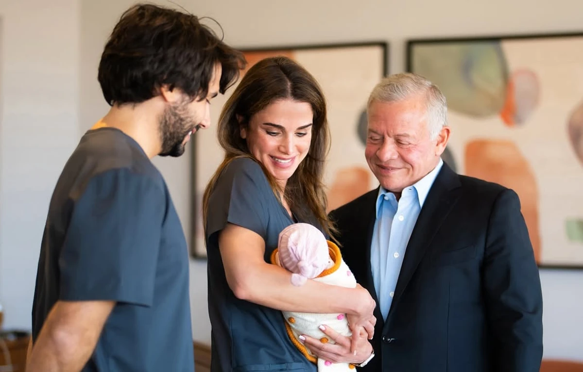 Король та королева Йорданії з онукою