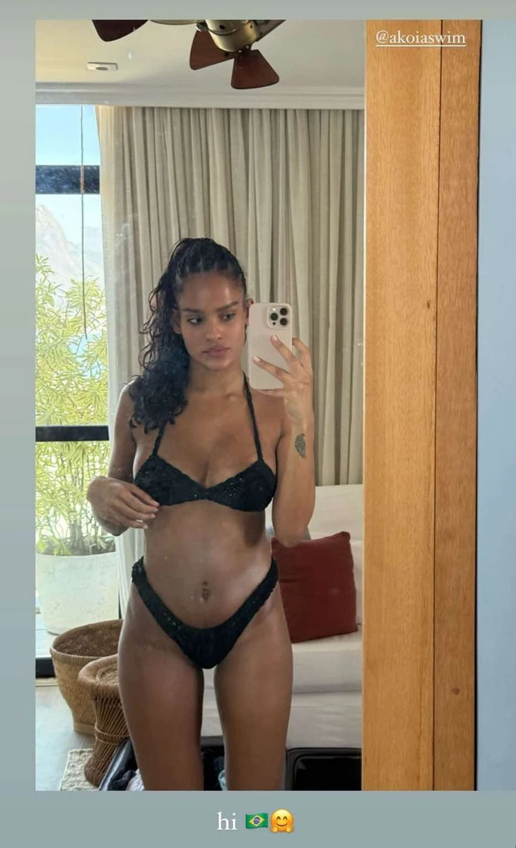 Нара Баптіста показала тіло через місяць після пологів