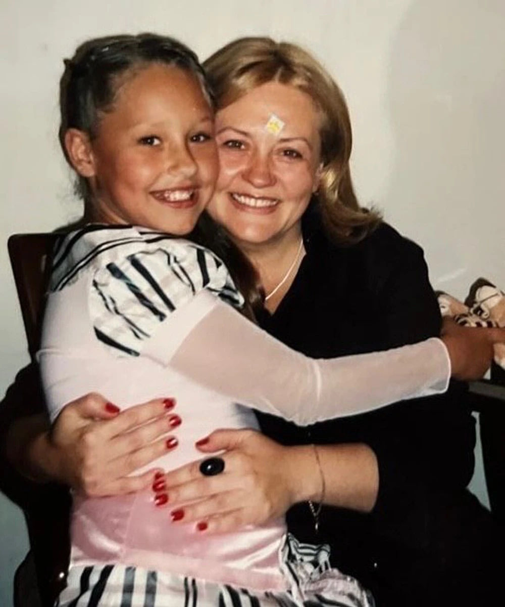 На фото Даша з мамою