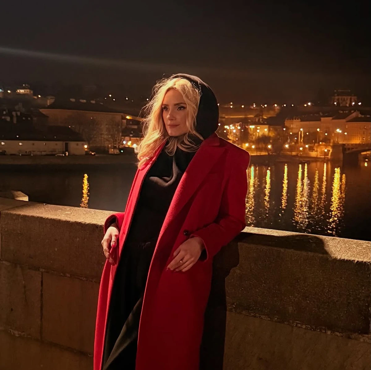 Ірина Федишин попозувала на тлі вечірньої Праги