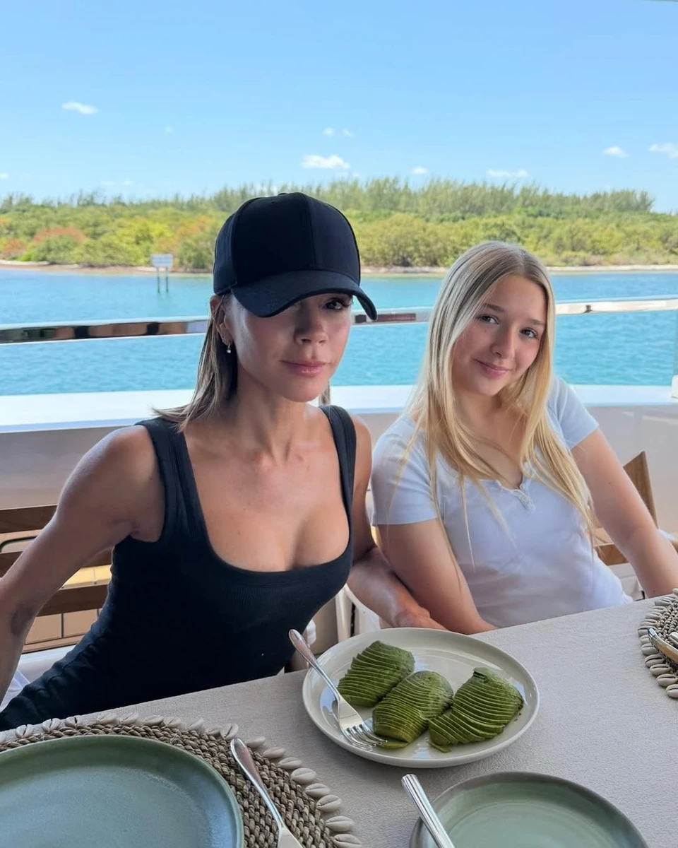 Вікторія Бекхем зі своєю дочкою на фото