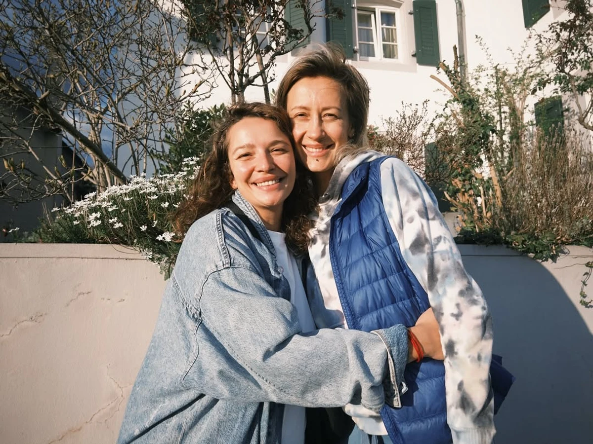 Старша дочка Мозгової в обіймах дівчини