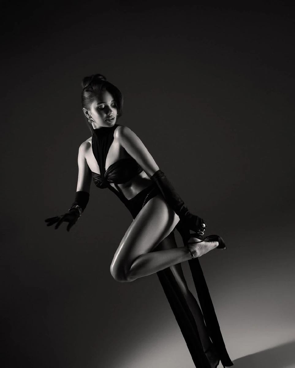 Саша Бо посвітила стрункими ногами