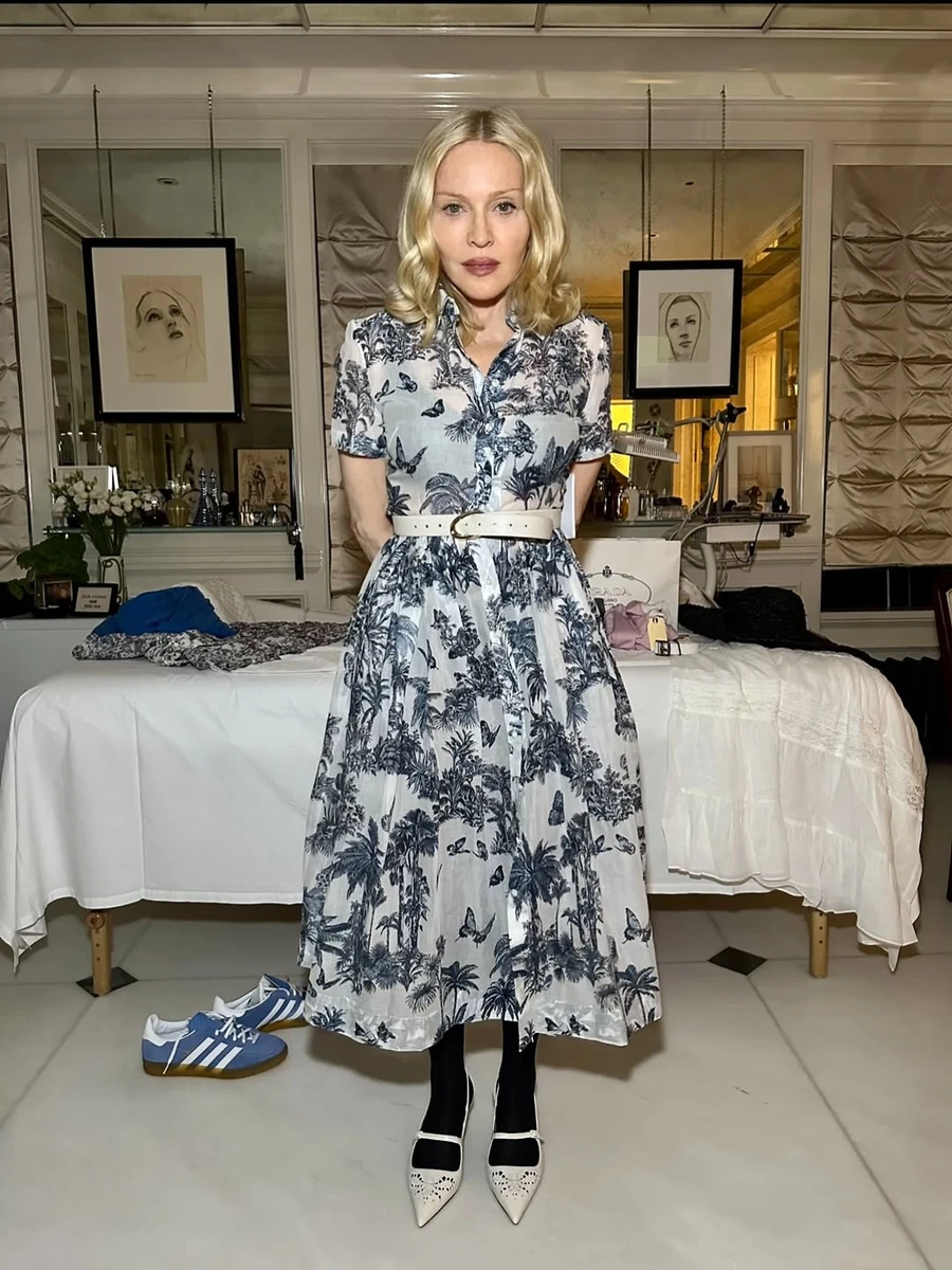 Мадонна у елегантно попозувала у квітковій сукенці