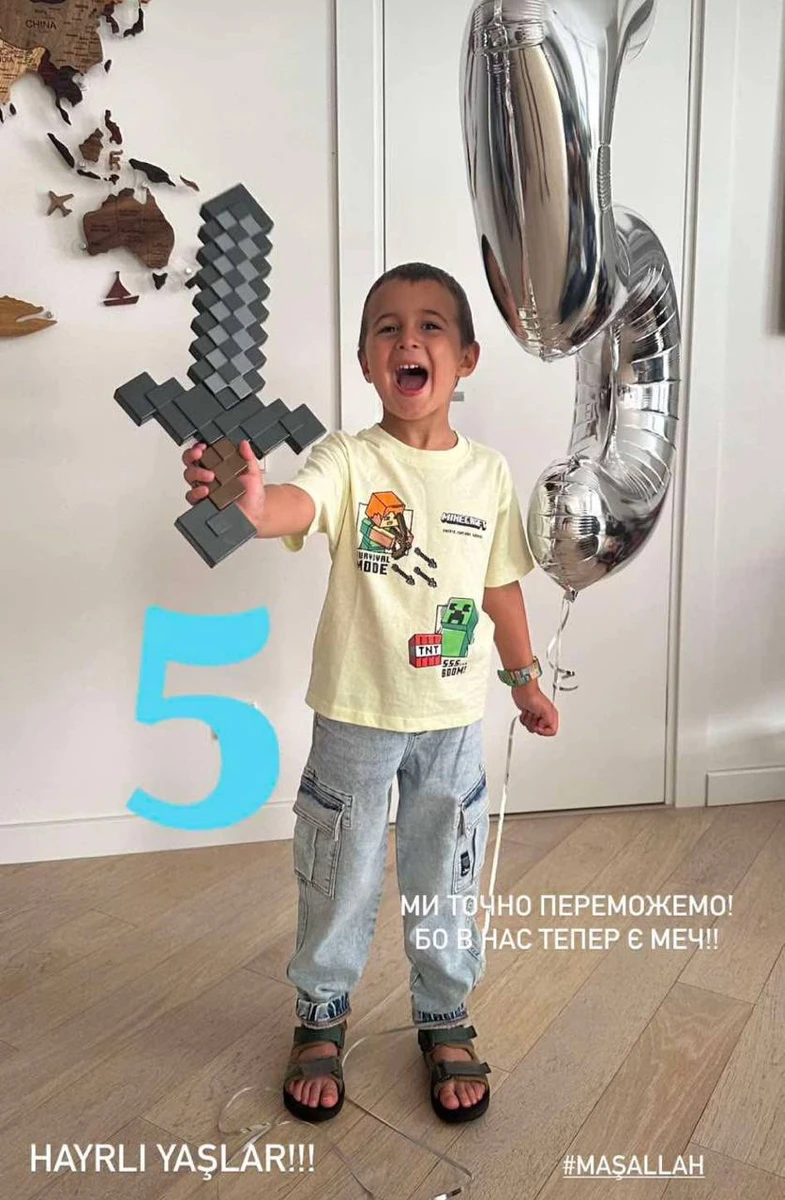 Емір привітав брата