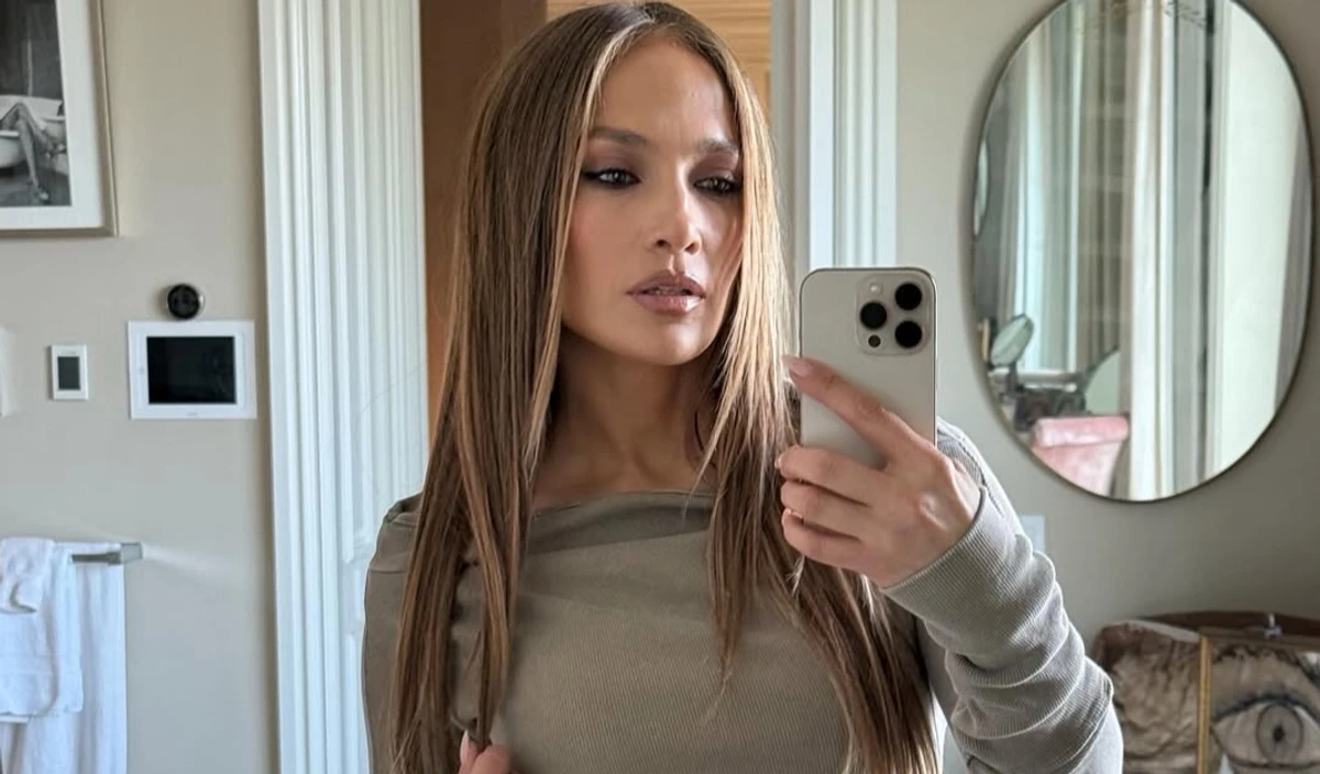 Дженніфер Лопес робить селфі у дзеркало