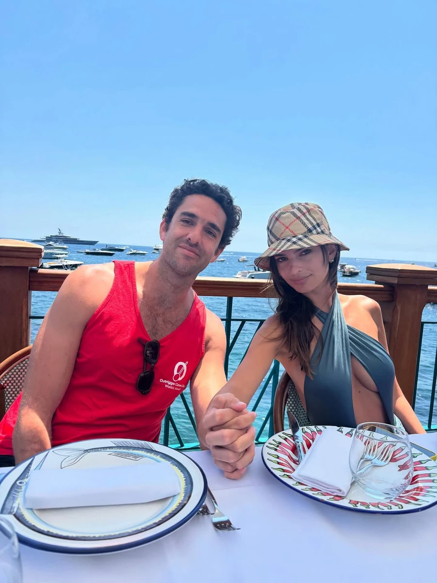 Емілі Ратаковскі показалася з чоловіком