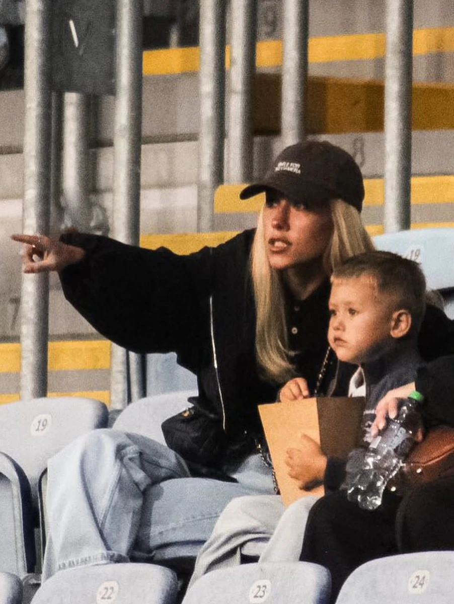 Даша Квіткова з сином подивилася футбольний матч Бражка
