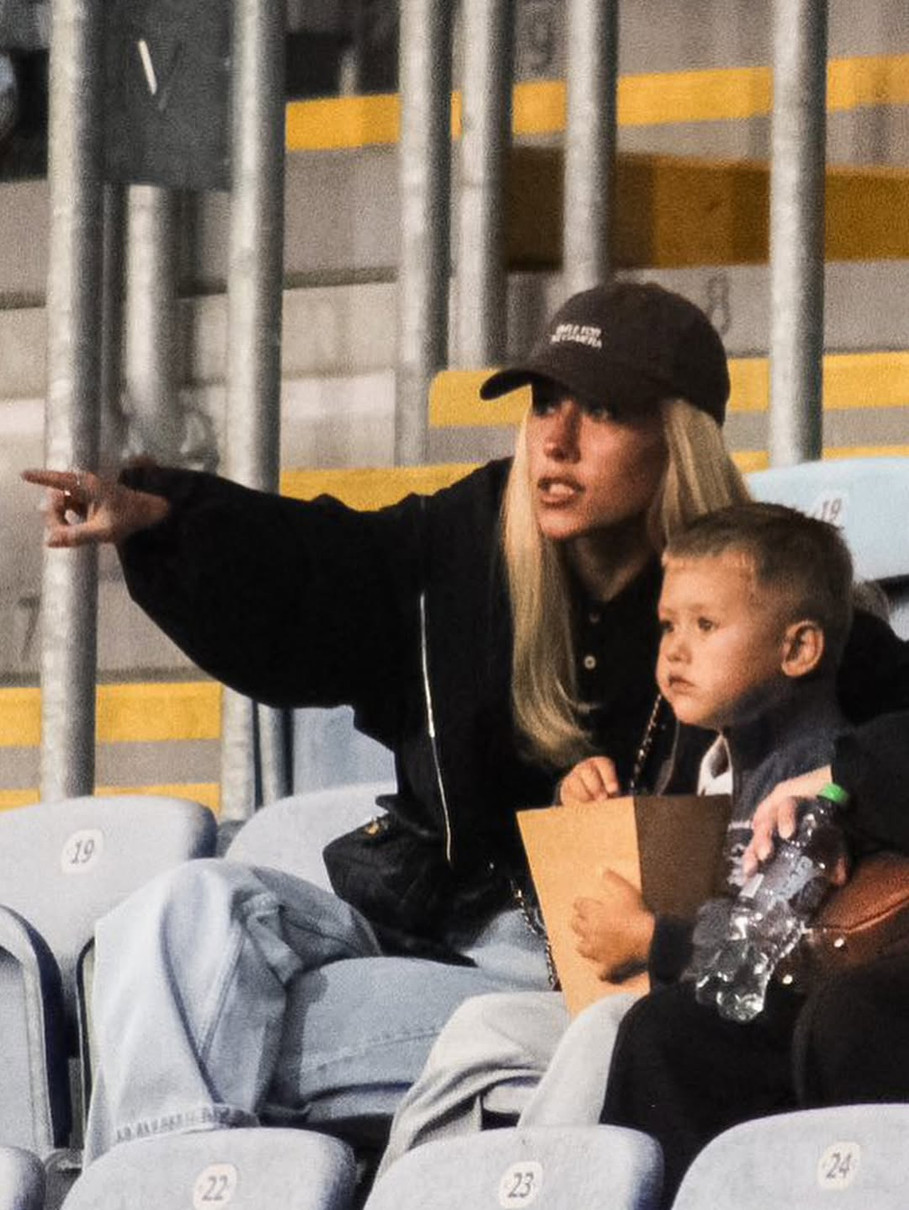 Даша Квіткова з сином подивилася футбольний матч Бражка