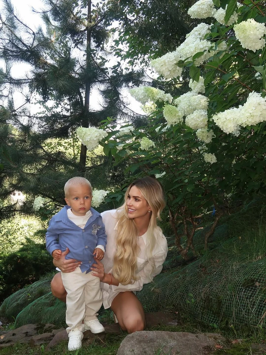 Дружина і син Олега Гусєва