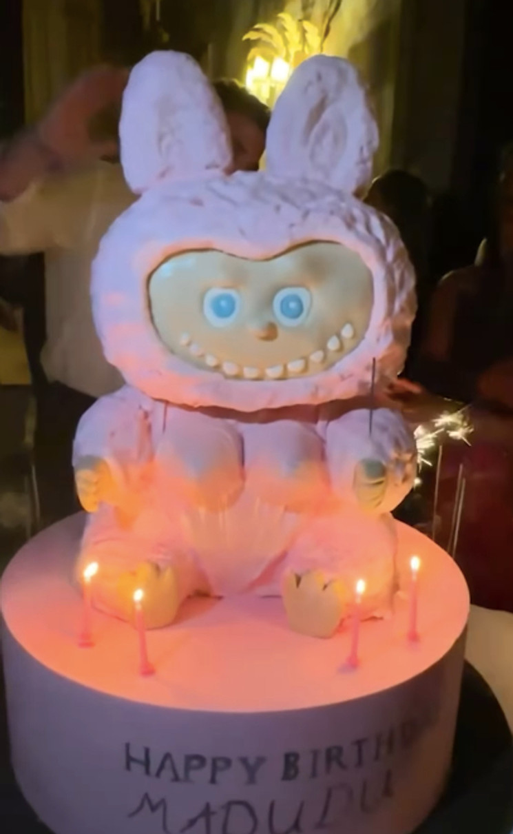 Мадонна показала торт на своє 37-річчя у вигляді трендової іграшки Лабубу