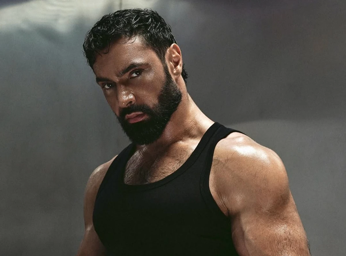 Віталій Козловський позує для фото