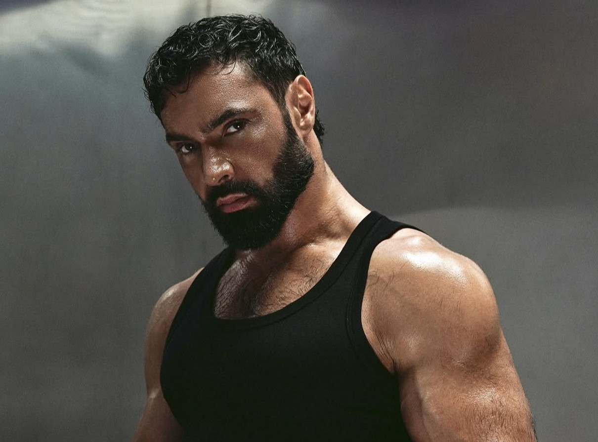 Віталій Козловський позує для фото