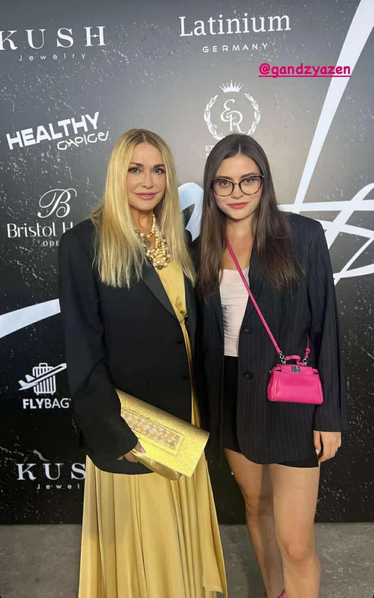 Ольга Сумська в елегантній сукні поруч з дочкою попозувала на показі