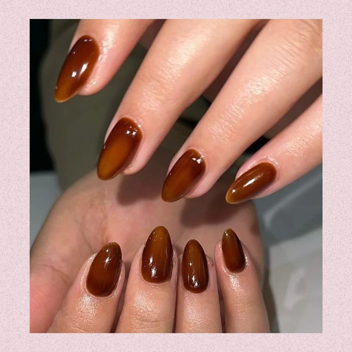Манікюр коричневий напівпрозорий