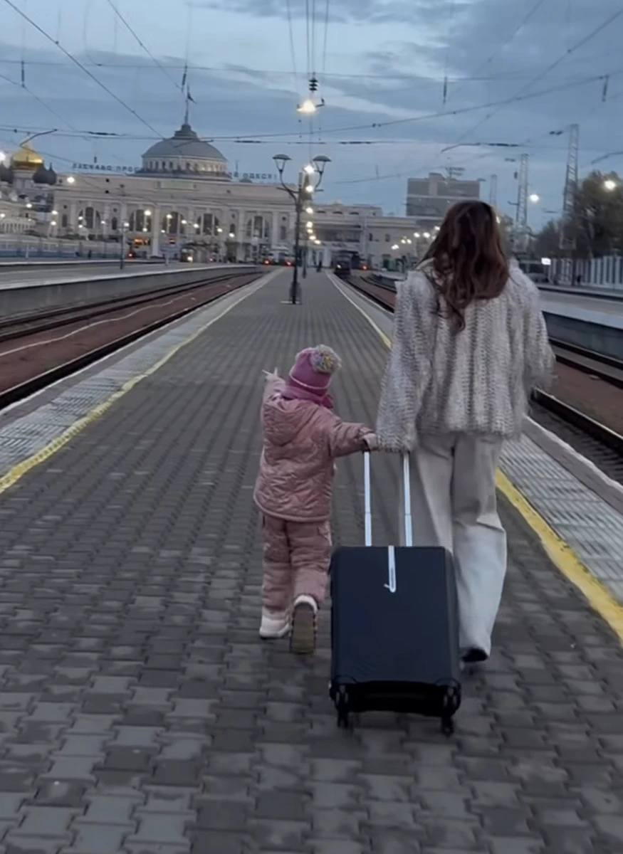 Наталія Могилевська показала милі кадри з дочкою на вокзалі