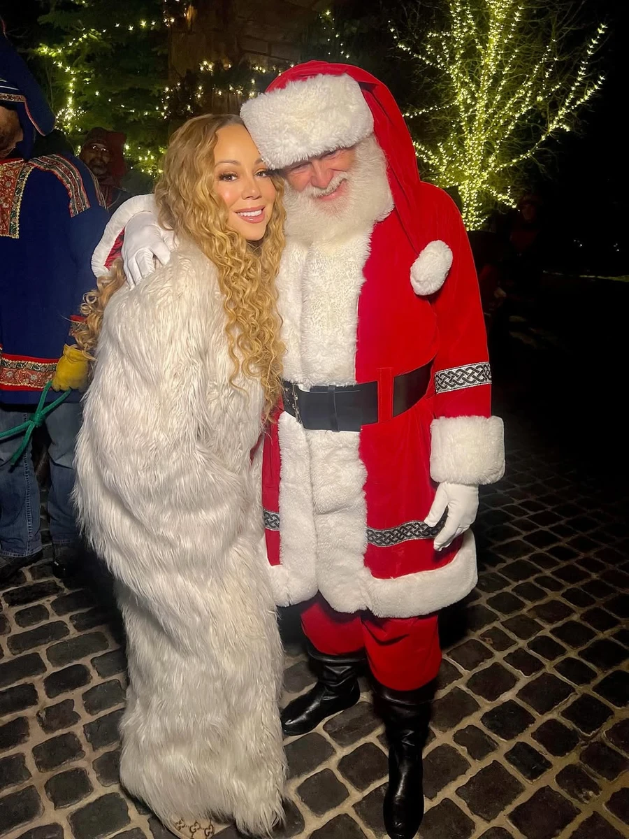 Мерая Кері у шубі попозувала з Сантою Клаусом на Святвечорі