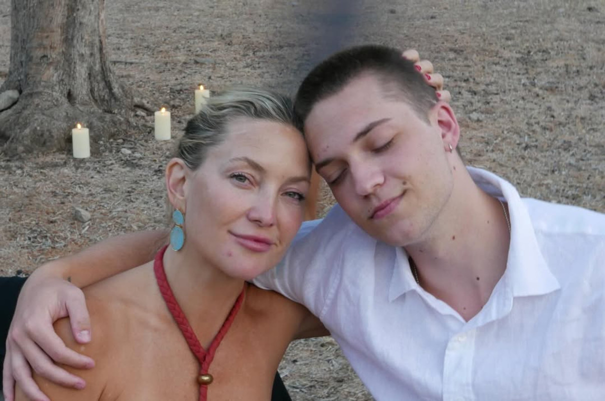 Кейт Хадсон показала обійми з сином на його 22-річчя