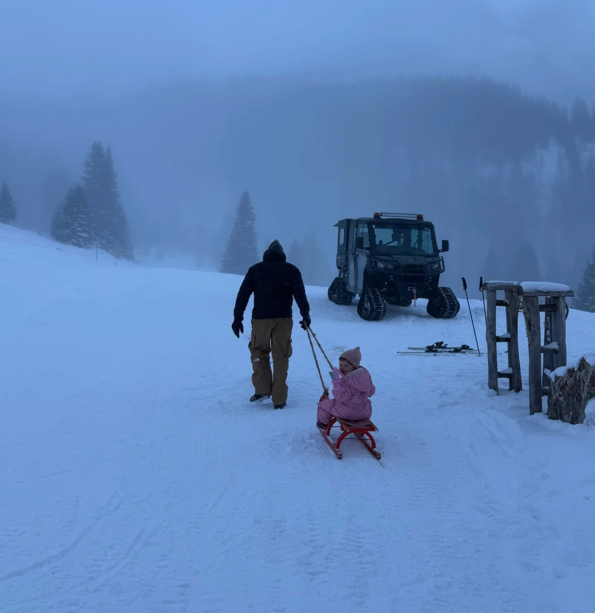 Джейсон Стейтем покатав дочку на санчатах в Альпах