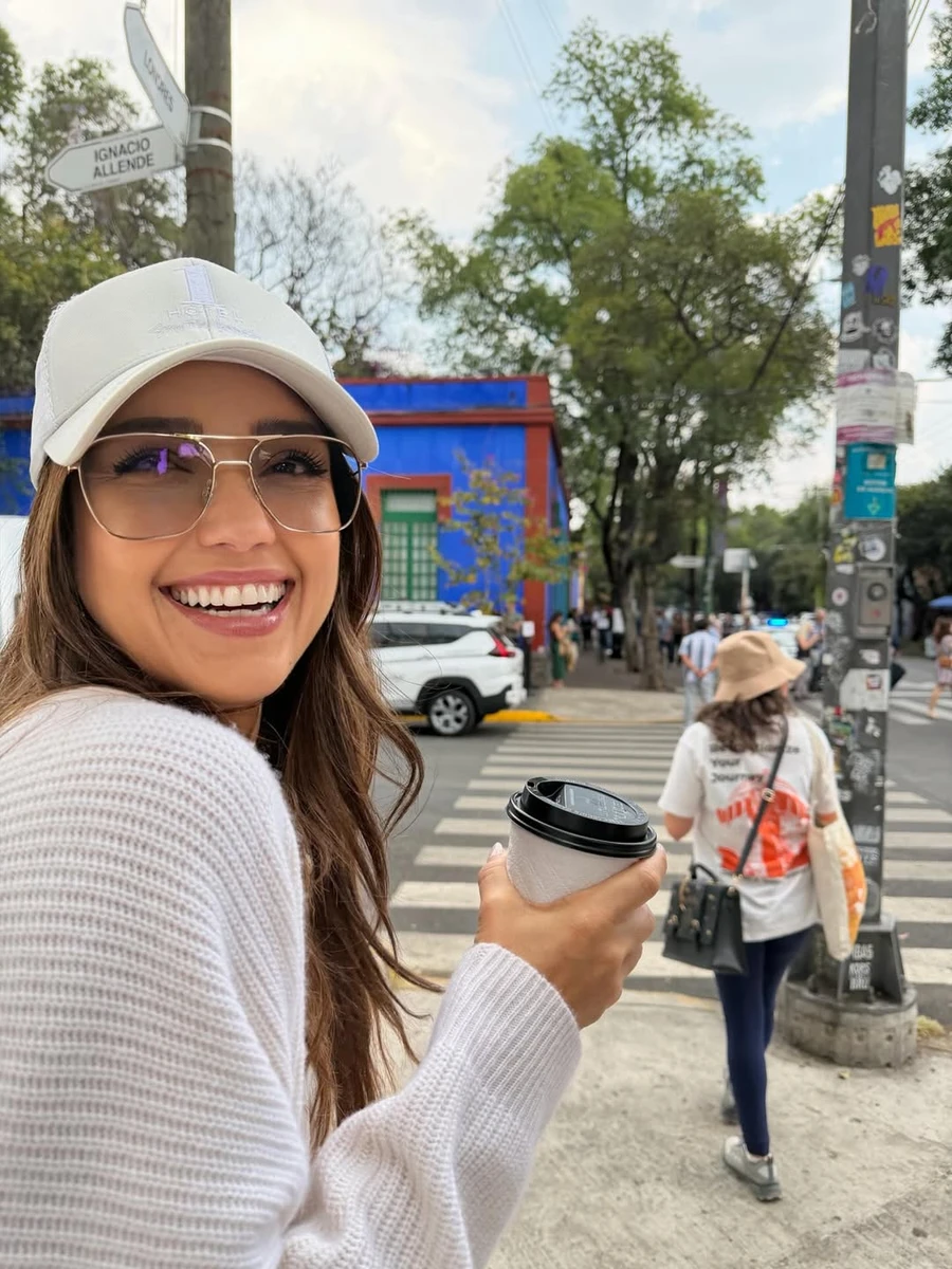 Джессіка Альба показалася на прогулянці з молодшим на 11 років коханим